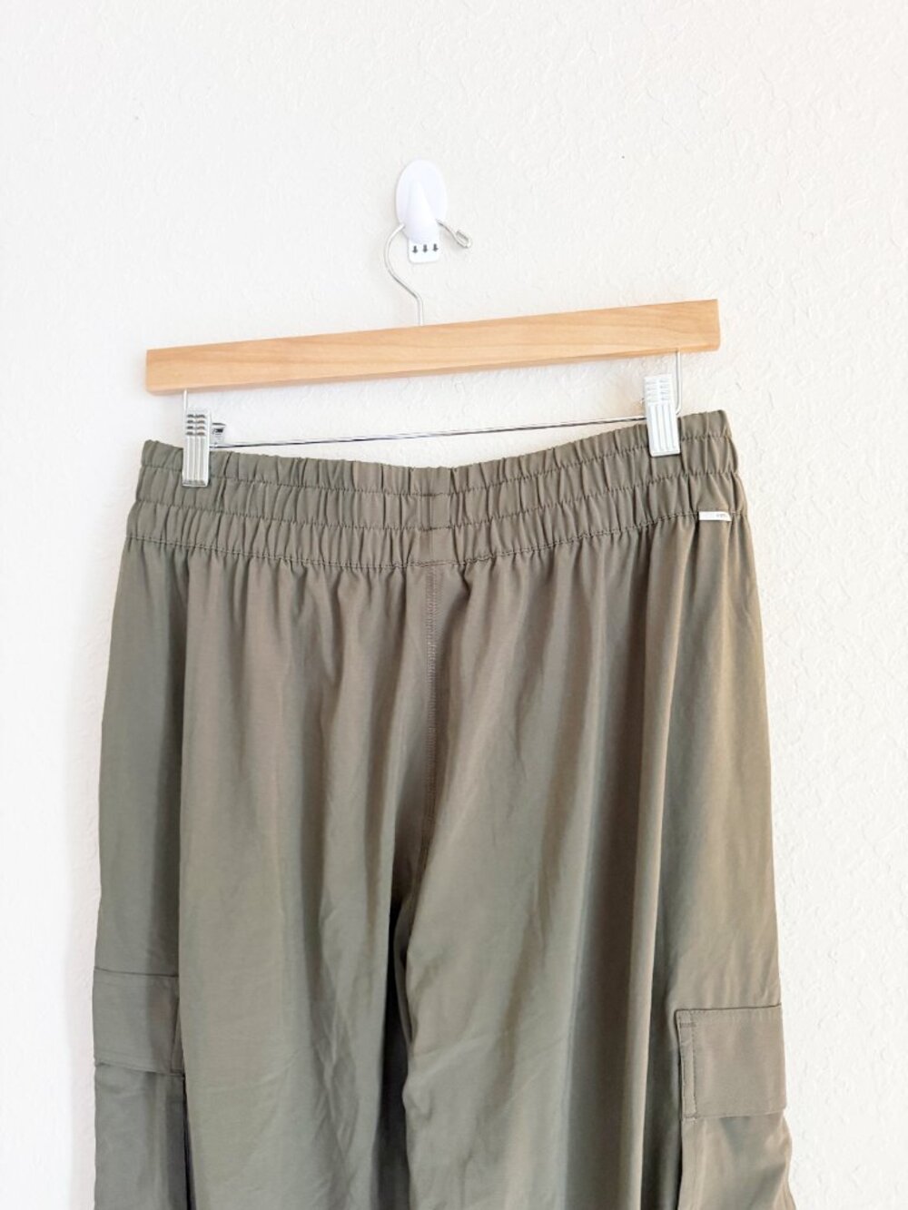 Vuori Olive Cargo Jogger Pants Size Large Performance Travel Utility Pants - Picture 4 of 8